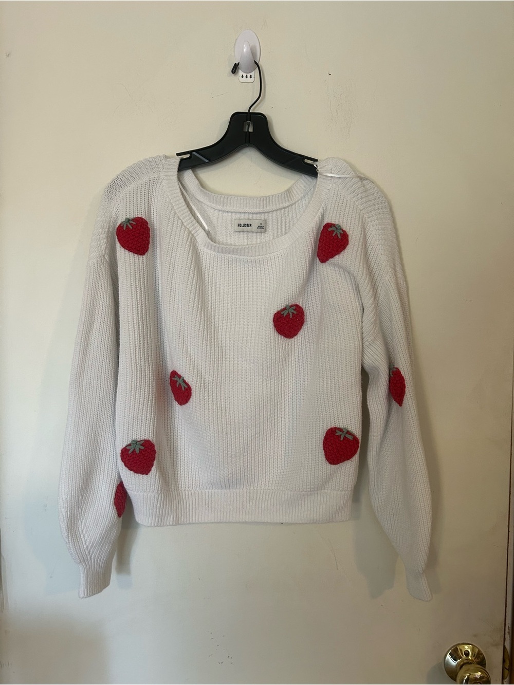 Hollister Small Oversided  EASY BERRY GRAPHIC OFF-THE-SHOULDER
SWEATER